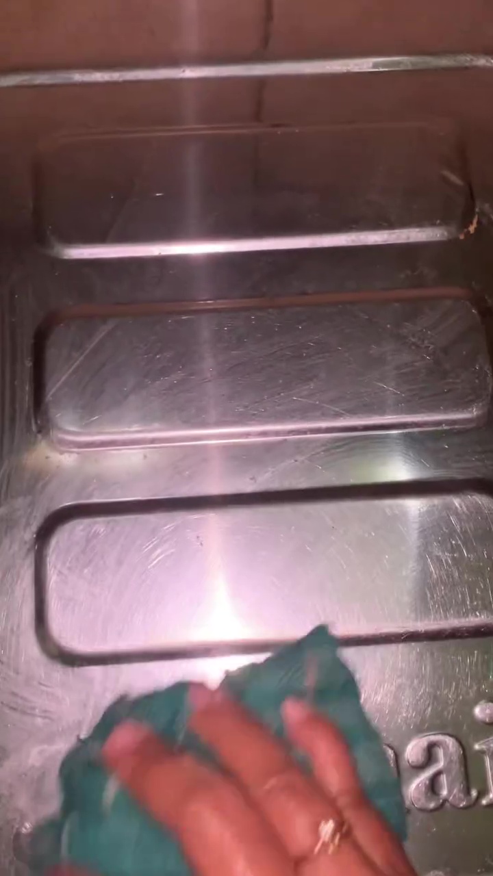 Kerak makanan dan noda minyak di kompor sulit dihilangkan? Coba pakai 2 bahan dapur ini biar kesat