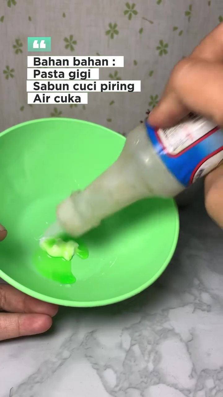 Kerak makanan dan noda minyak di kompor sulit dihilangkan? Coba pakai 2 bahan dapur ini biar kesat