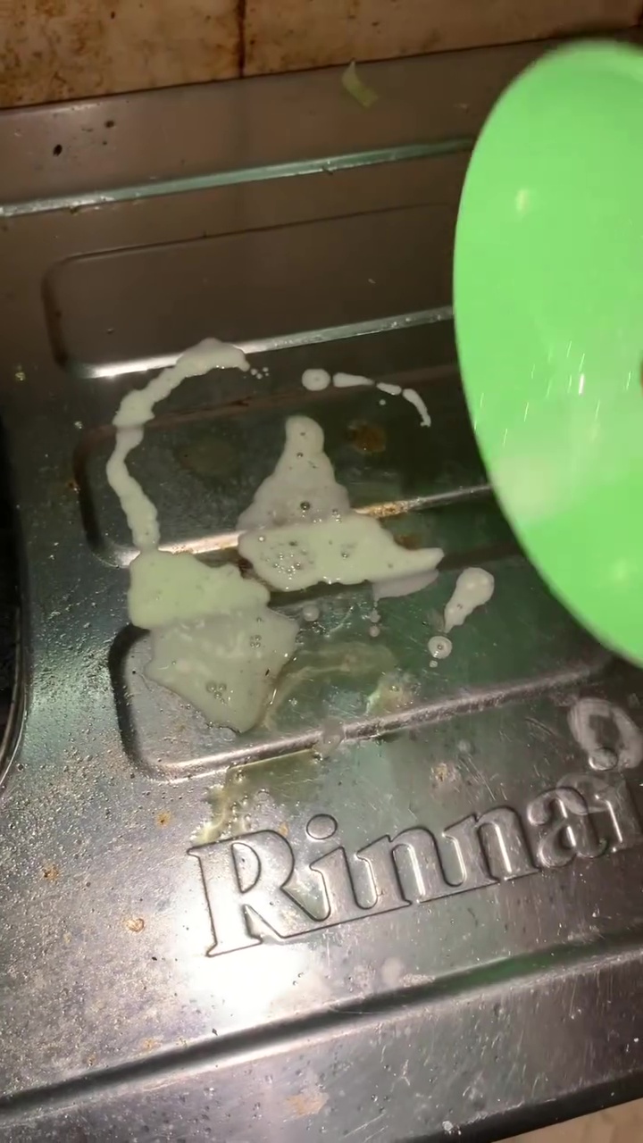 Kerak makanan dan noda minyak di kompor sulit dihilangkan? Coba pakai 2 bahan dapur ini biar kesat