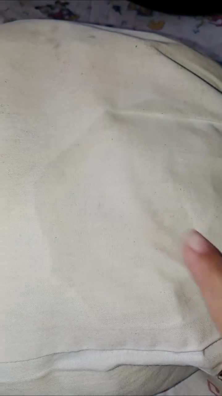 Guling penuh bintik hitam karena jamur? Jangan ganti baru! Ini trik mencucinya dengan 1 bahan dapur