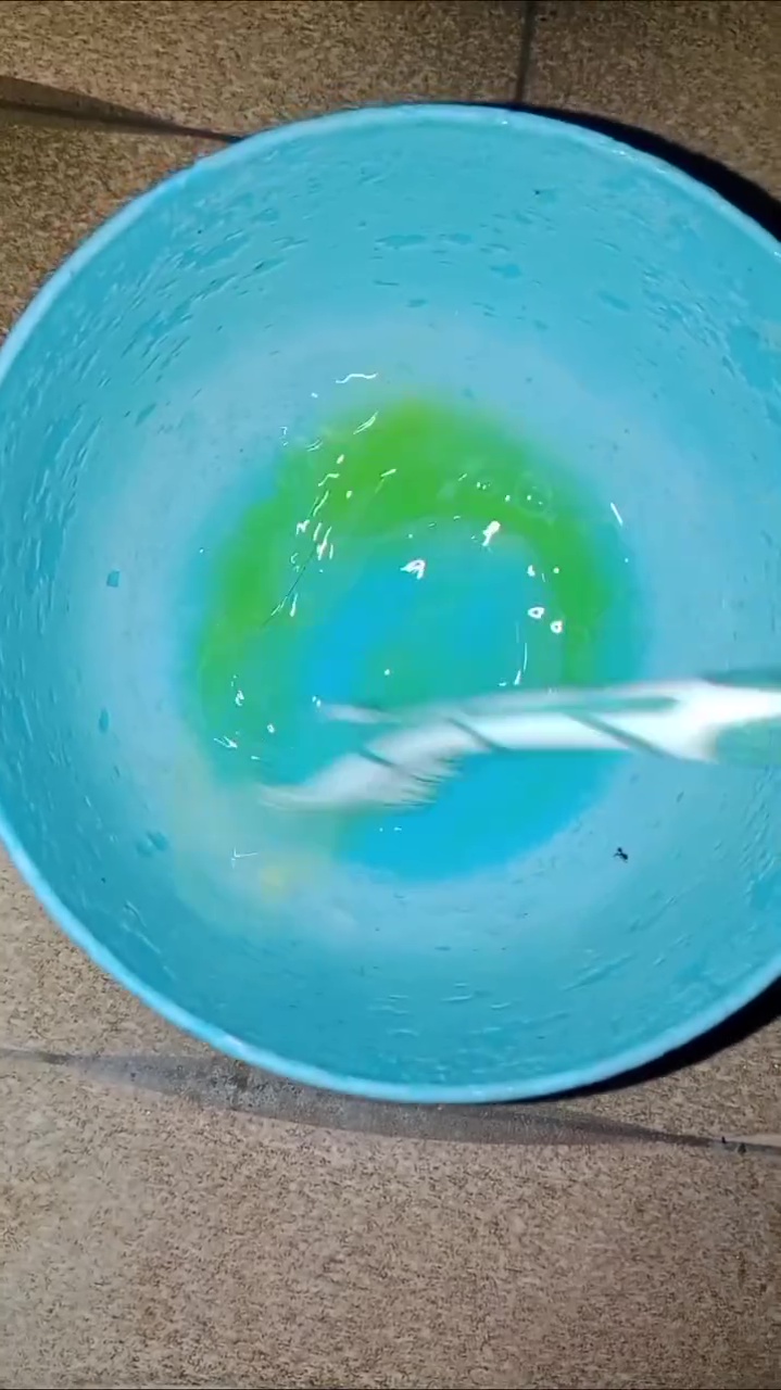 Guling penuh bintik hitam karena jamur? Jangan ganti baru! Ini trik mencucinya dengan 1 bahan dapur