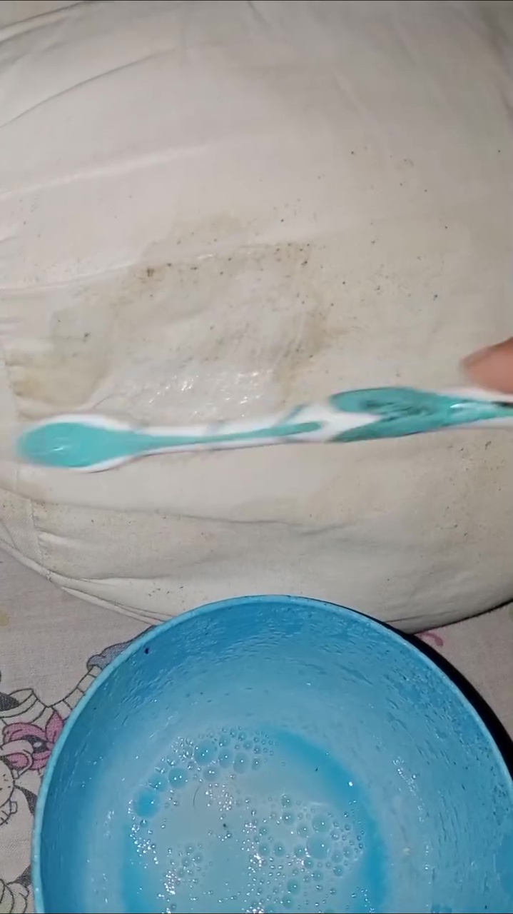 Guling penuh bintik hitam karena jamur? Jangan ganti baru! Ini trik mencucinya dengan 1 bahan dapur