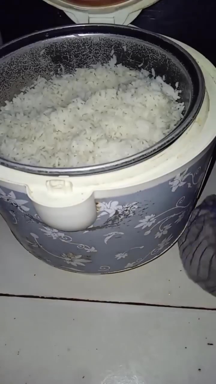 Bukan dilapisi kain, ini cara bikin nasi tak cepat kering dan berkerak meski disimpan di rice cooker