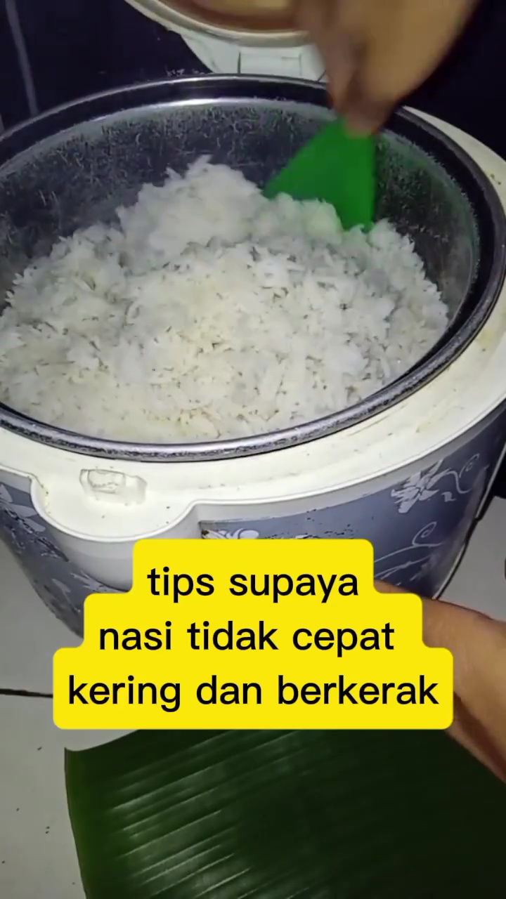 Bukan dilapisi kain, ini cara bikin nasi tak cepat kering dan berkerak meski disimpan di rice cooker