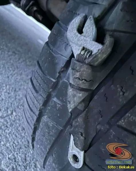 11 Momen lucu benda nyangkut di motor, bikin pengendara dan netizen auto garuk kepala