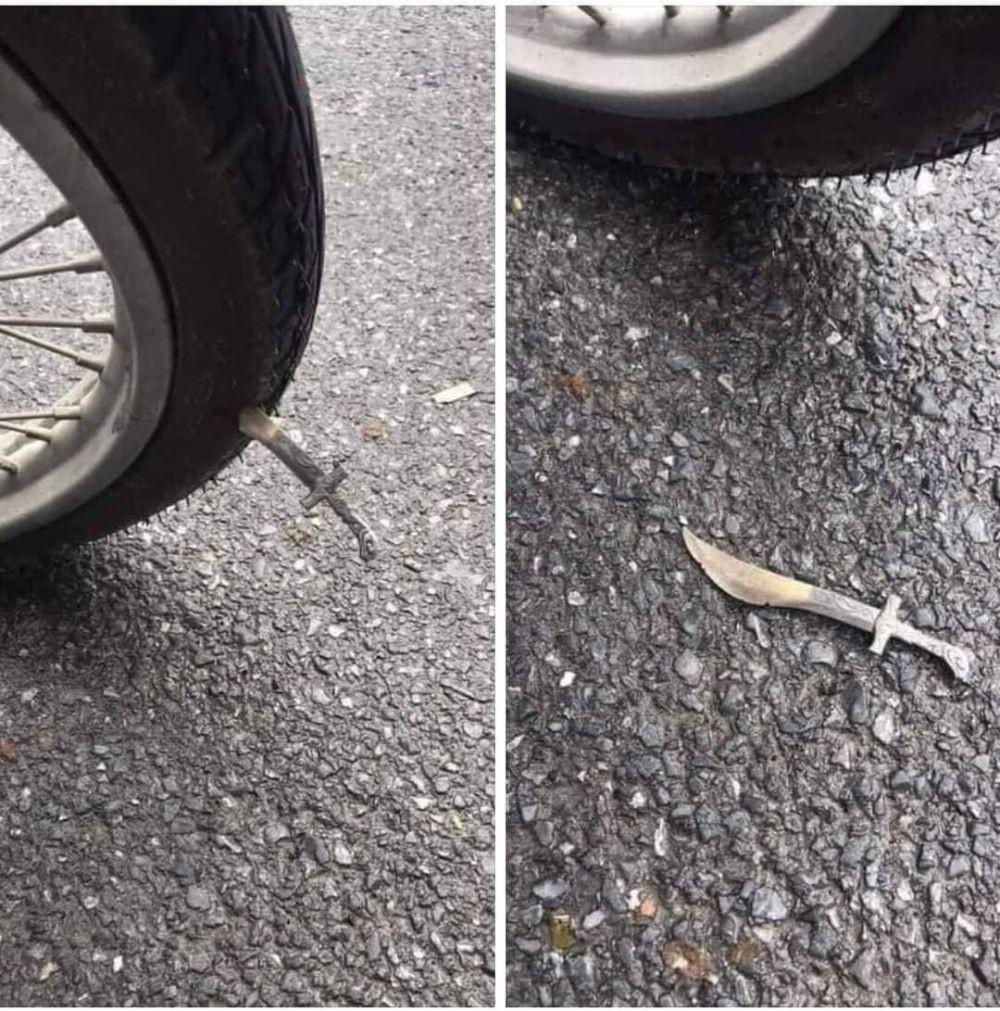 11 Momen lucu benda nyangkut di motor, bikin pengendara dan netizen auto garuk kepala