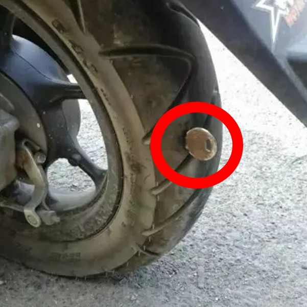 11 Momen lucu benda nyangkut di motor, bikin pengendara dan netizen auto garuk kepala