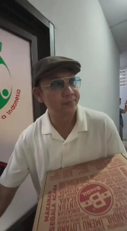 9 Potret Denny Sumargo jenguk Onad di panti rehabilitasi, sang musisi ungkap penyesalannya