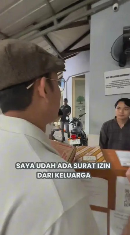 9 Potret Denny Sumargo jenguk Onad di panti rehabilitasi, sang musisi ungkap penyesalannya