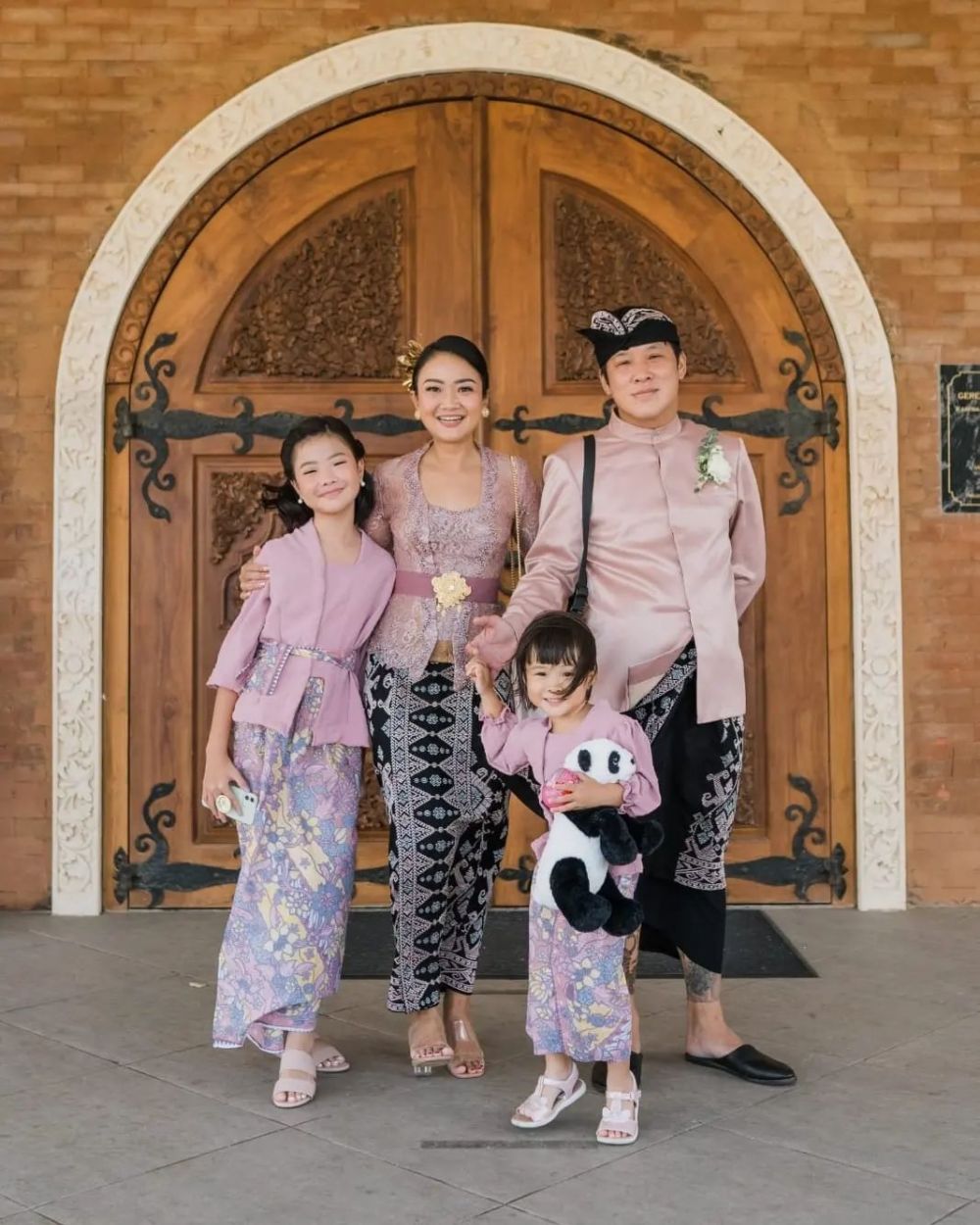 Presenter Katakan Cinta ini tetap eksis & punya body goals di usia 42, ini 11 transformasinya