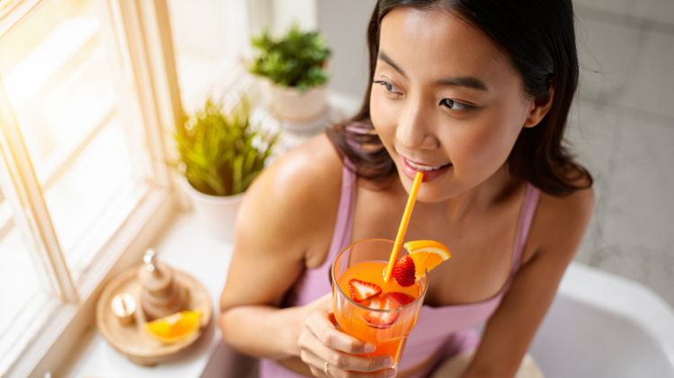 Nggak harus mahal! Ini trik bikin minuman kolagen alami pakai 2 jenis buah biar kulit glowing