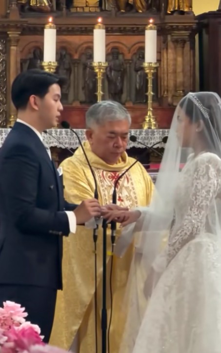 9 Potret pemberkatan nikah Brisia Jodie dan Jonathan Alden di Katedral Jakarta, khidmat dan sakral