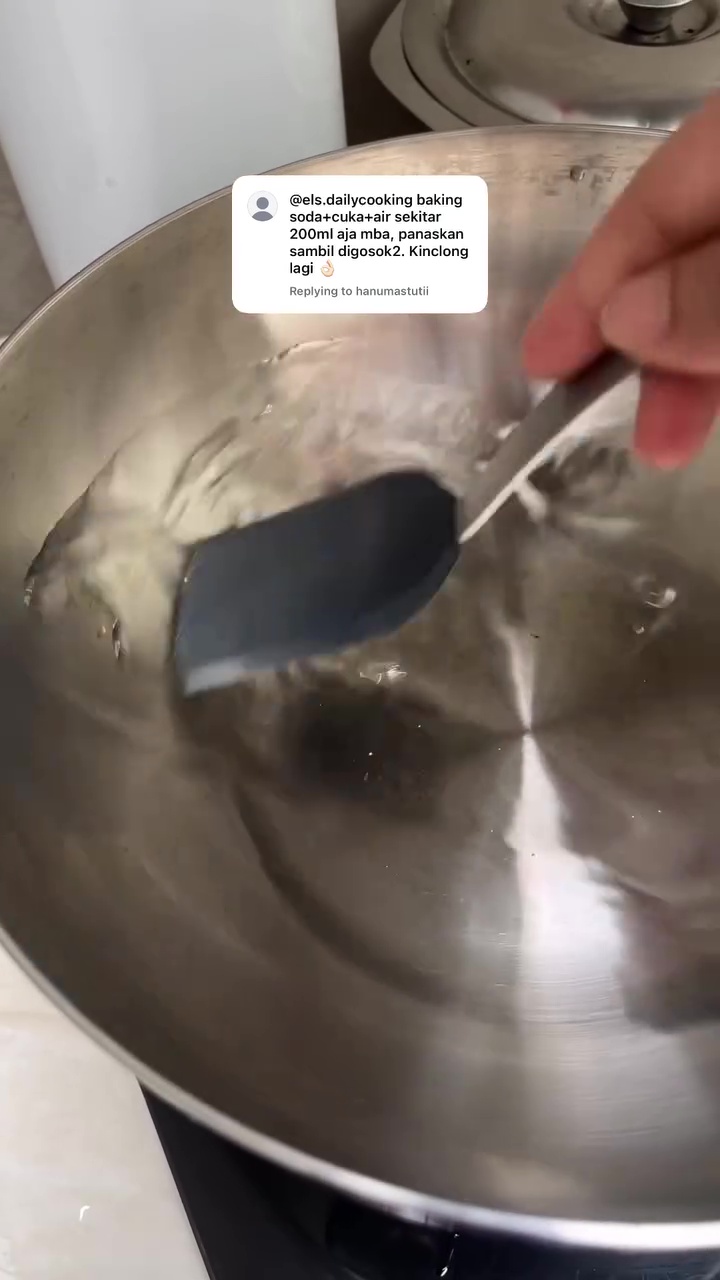 Sabun saja tak cukup hilangkan noda pelangi di wajan stainless, pakai trik ini biar mengilap lagi