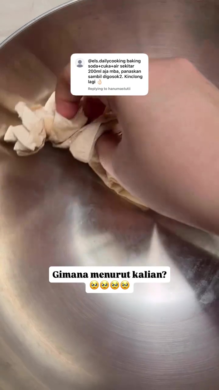 Sabun saja tak cukup hilangkan noda pelangi di wajan stainless, pakai trik ini biar mengilap lagi