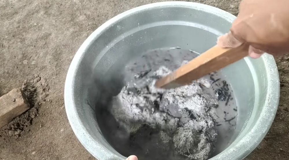 Ingin tanaman cabai tetap berbuah lebat meski di musim hujan? Coba suburkan pakai 1 ampas dapur ini