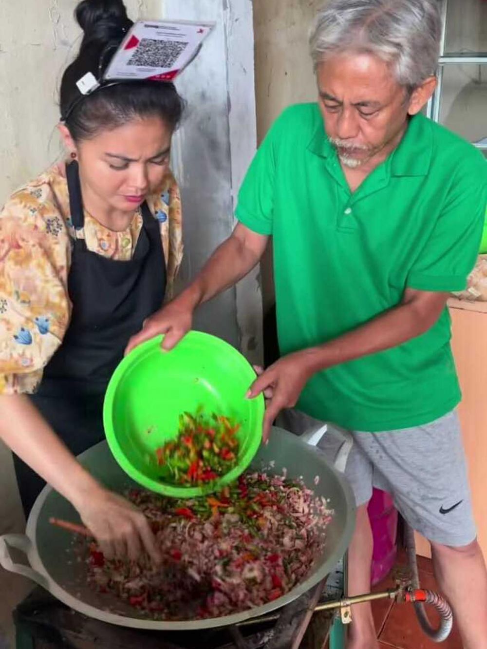 Potret kenangan Epy Kusnandar dan Karina Ranau, hidup sederhana jualan Jukut Goreng bareng