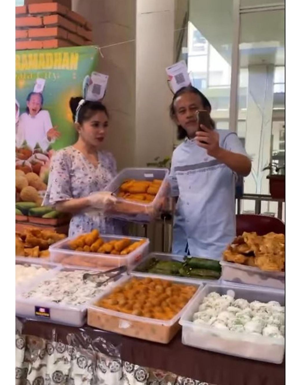 Potret kenangan Epy Kusnandar dan Karina Ranau, hidup sederhana jualan Jukut Goreng bareng