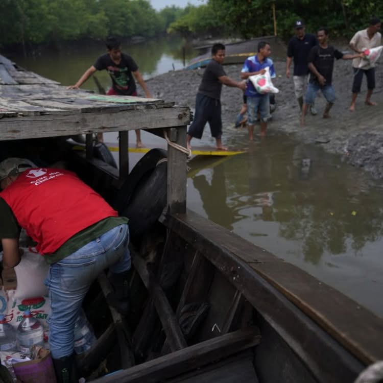 Berhasil kumpulkan donasi Rp10,3 M, Ferry Irwandi bagikan 9 potret penyaluran bantuan yang gercep