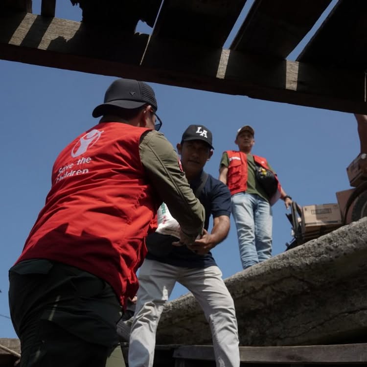Berhasil kumpulkan donasi Rp10,3 M, Ferry Irwandi bagikan 9 potret penyaluran bantuan yang gercep