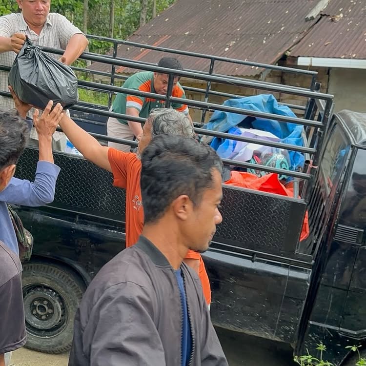 Berhasil kumpulkan donasi Rp10,3 M, Ferry Irwandi bagikan 9 potret penyaluran bantuan yang gercep