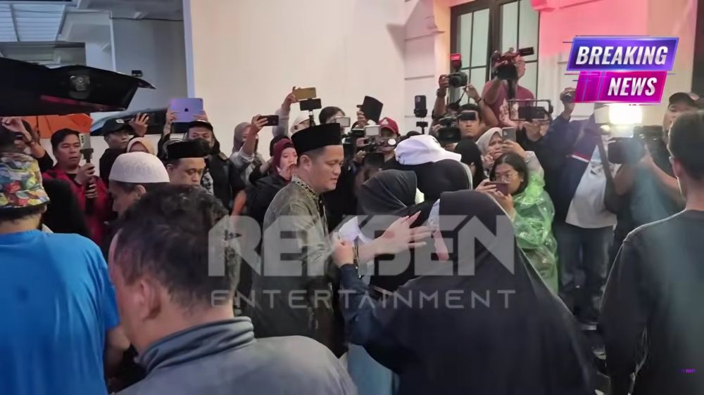 7 Potret jenazah Epy Kusnandar tiba di rumah duka, tangis Karina Ranau pecah hingga nyaris pingsan