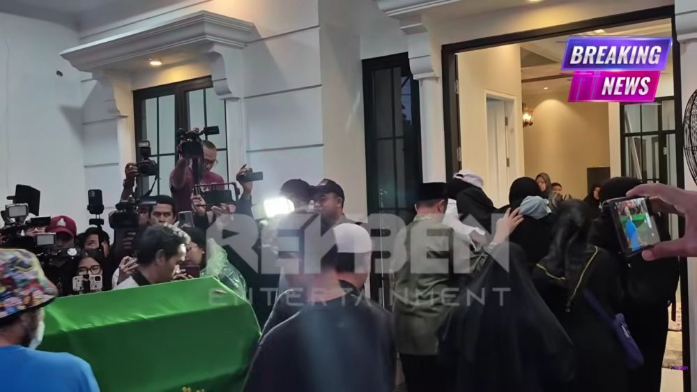 7 Potret jenazah Epy Kusnandar tiba di rumah duka, tangis Karina Ranau pecah hingga nyaris pingsan