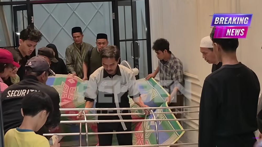 7 Potret jenazah Epy Kusnandar tiba di rumah duka, tangis Karina Ranau pecah hingga nyaris pingsan