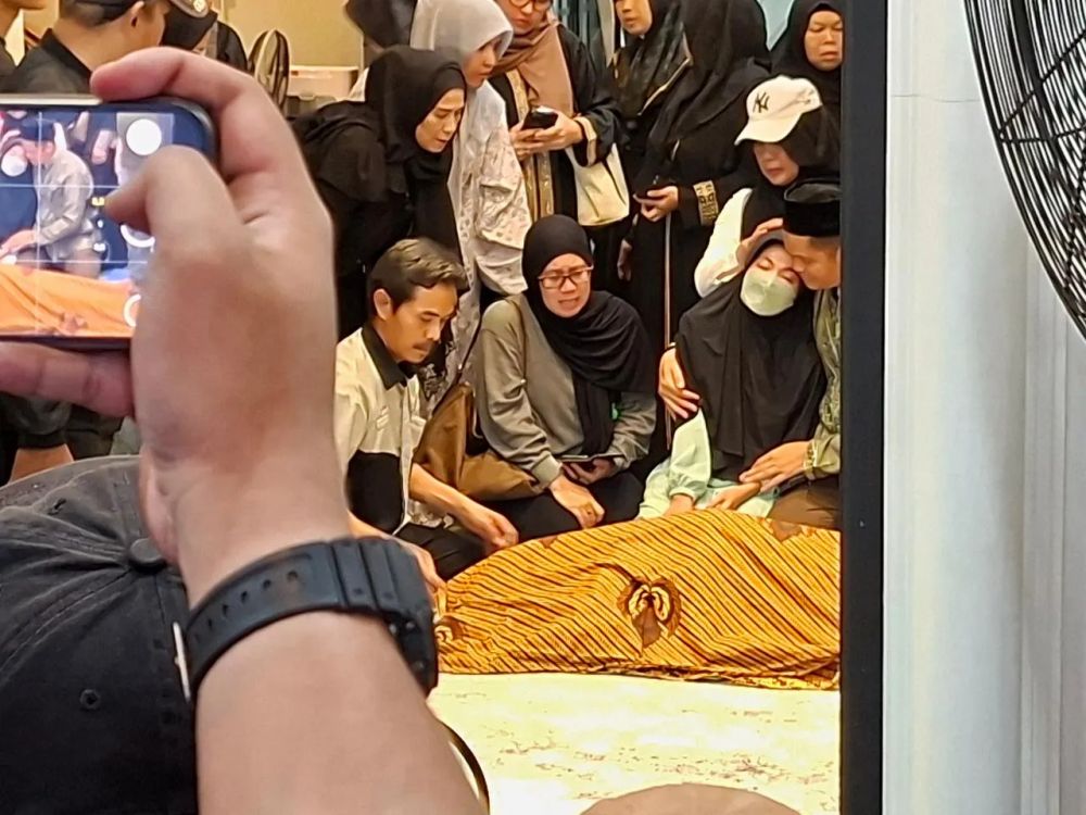7 Potret jenazah Epy Kusnandar tiba di rumah duka, tangis Karina Ranau pecah hingga nyaris pingsan