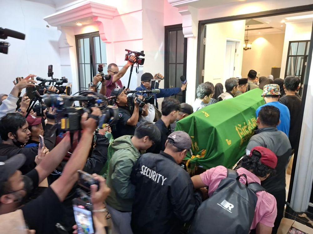 7 Potret jenazah Epy Kusnandar tiba di rumah duka, tangis Karina Ranau pecah hingga nyaris pingsan