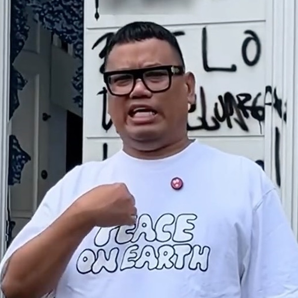 Ibu terdakwa penjarahan rumah cegat Uya Kuya sambil menangis, begini reaksi sang artis