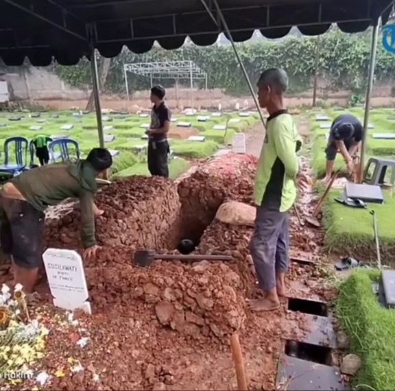 Batal dimakamkan di samping ibu di Garut, ini 9 potret haru pemakaman Epy Kusnandar