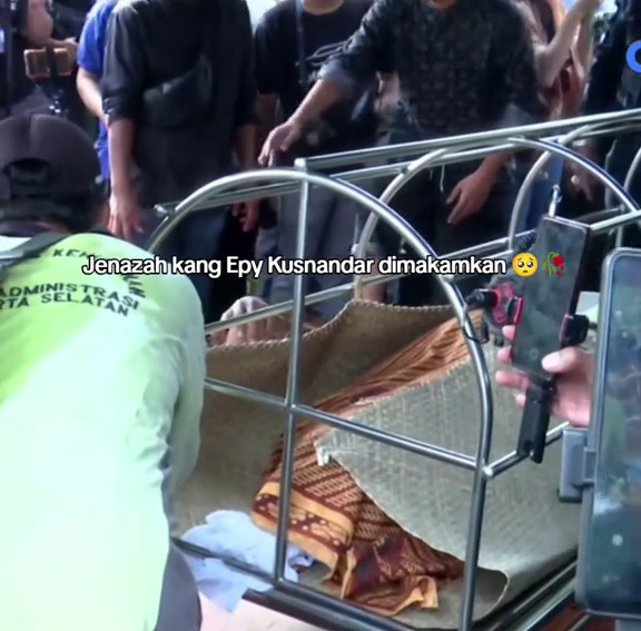 Batal dimakamkan di samping ibu di Garut, ini 9 potret haru pemakaman Epy Kusnandar