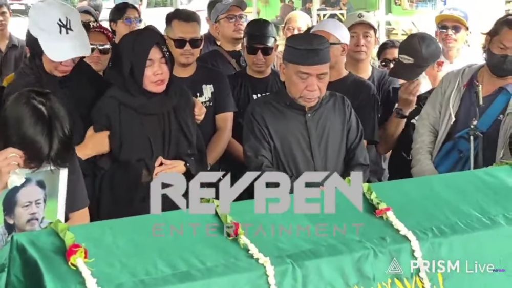 Batal dimakamkan di samping ibu di Garut, ini 9 potret haru pemakaman Epy Kusnandar