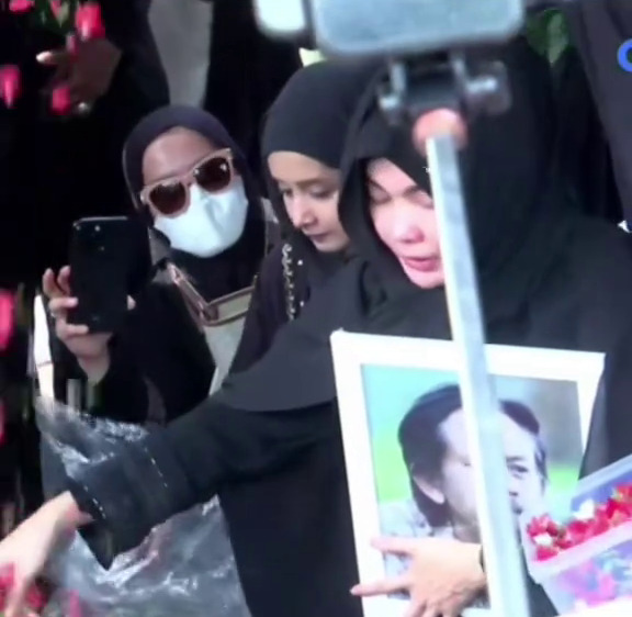 Batal dimakamkan di samping ibu di Garut, ini 9 potret haru pemakaman Epy Kusnandar