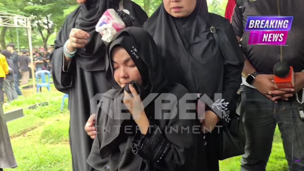 Batal dimakamkan di samping ibu di Garut, ini 9 potret haru pemakaman Epy Kusnandar