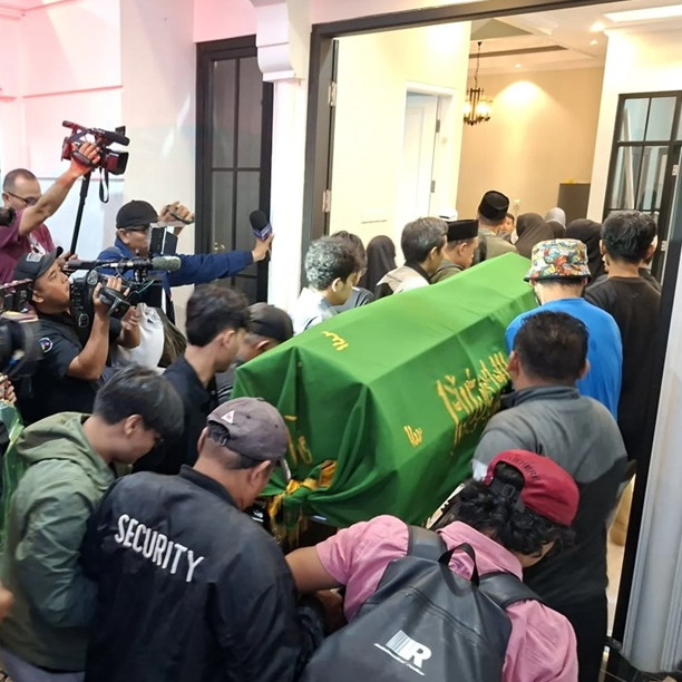 Batal dimakamkan di samping ibu di Garut, ini 9 potret haru pemakaman Epy Kusnandar