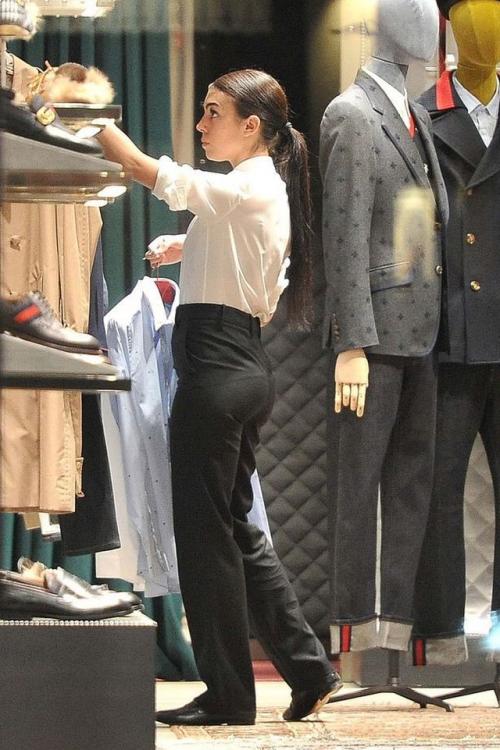 Manglingi abis, begini potret lawas 5 seleb saat jadi penjaga toko