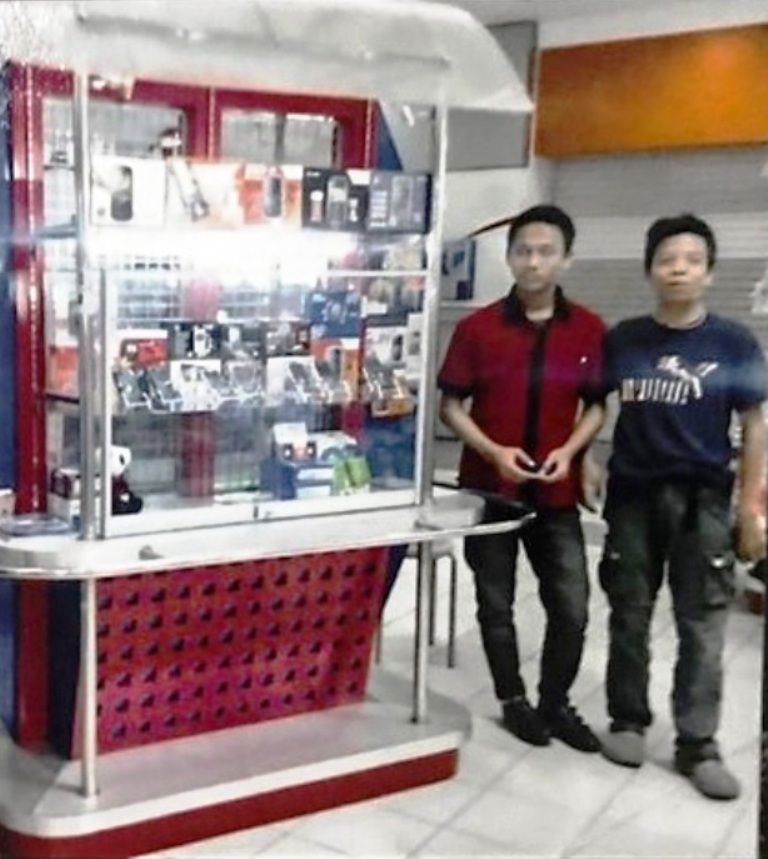 Manglingi abis, begini potret lawas 5 seleb saat jadi penjaga toko