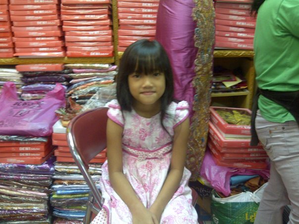 Manglingi abis, begini potret lawas 5 seleb saat jadi penjaga toko