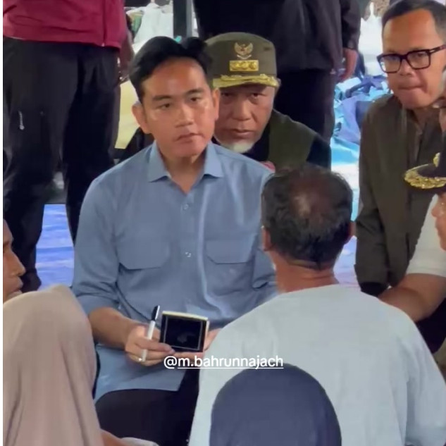 Gibran tinjau pengungsian banjir Sumatra, pastikan logistik makan 3 kali sehari tersedia