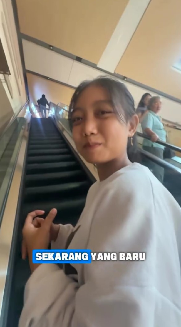 9 Potret Melaney Ricardo ajak ART perdana nonton ke bioskop, reaksi polos sang asisten bikin ngakak