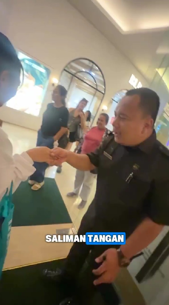 9 Potret Melaney Ricardo ajak ART perdana nonton ke bioskop, reaksi polos sang asisten bikin ngakak