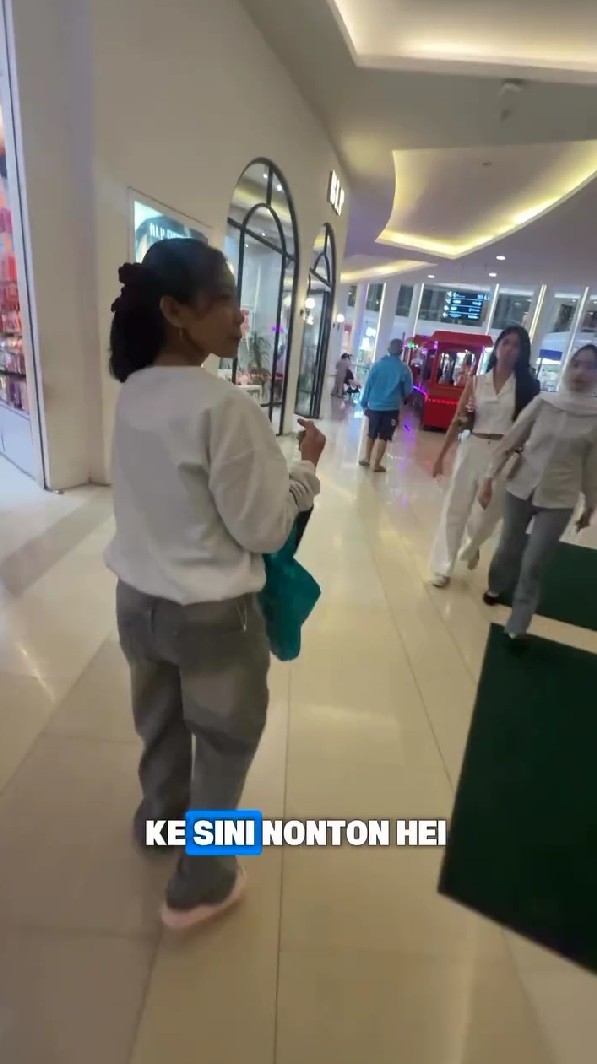 9 Potret Melaney Ricardo ajak ART perdana nonton ke bioskop, reaksi polos sang asisten bikin ngakak