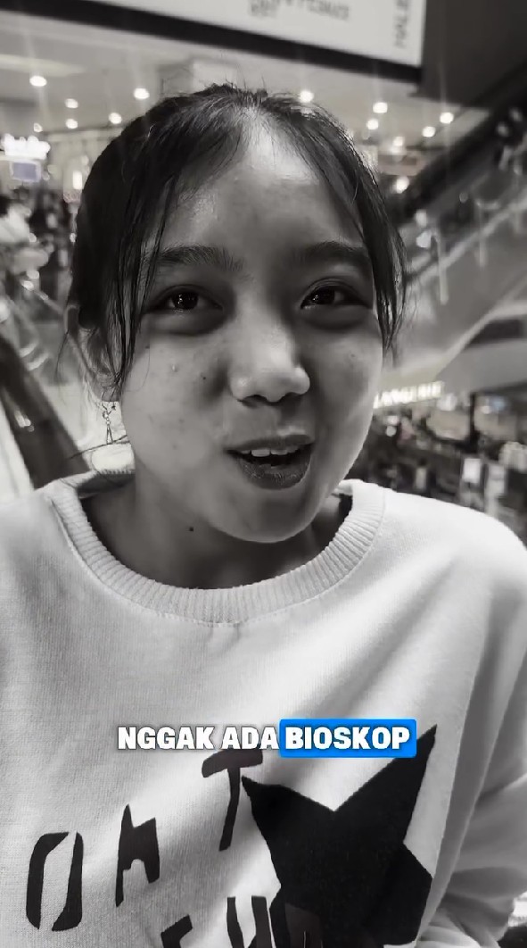 9 Potret Melaney Ricardo ajak ART perdana nonton ke bioskop, reaksi polos sang asisten bikin ngakak
