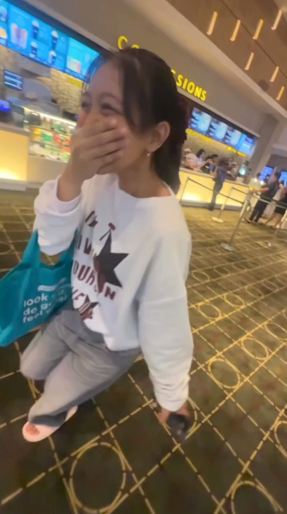 9 Potret Melaney Ricardo ajak ART perdana nonton ke bioskop, reaksi polos sang asisten bikin ngakak