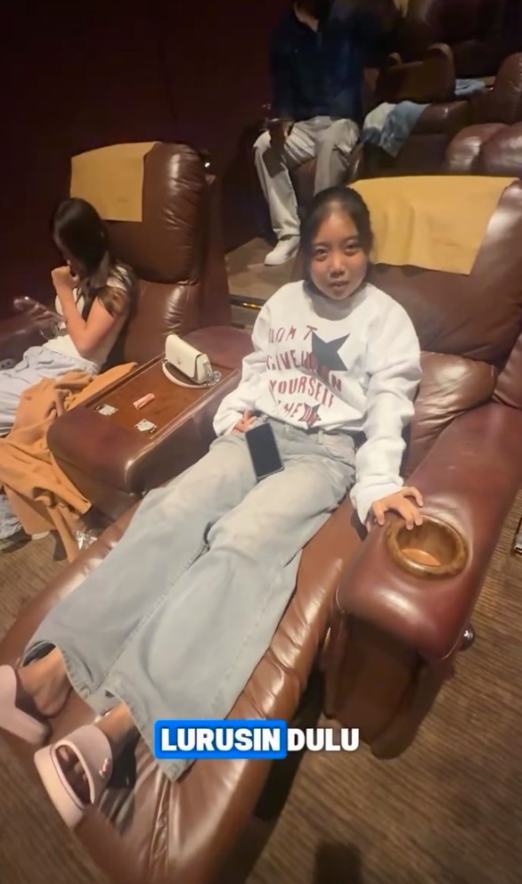 9 Potret Melaney Ricardo ajak ART perdana nonton ke bioskop, reaksi polos sang asisten bikin ngakak