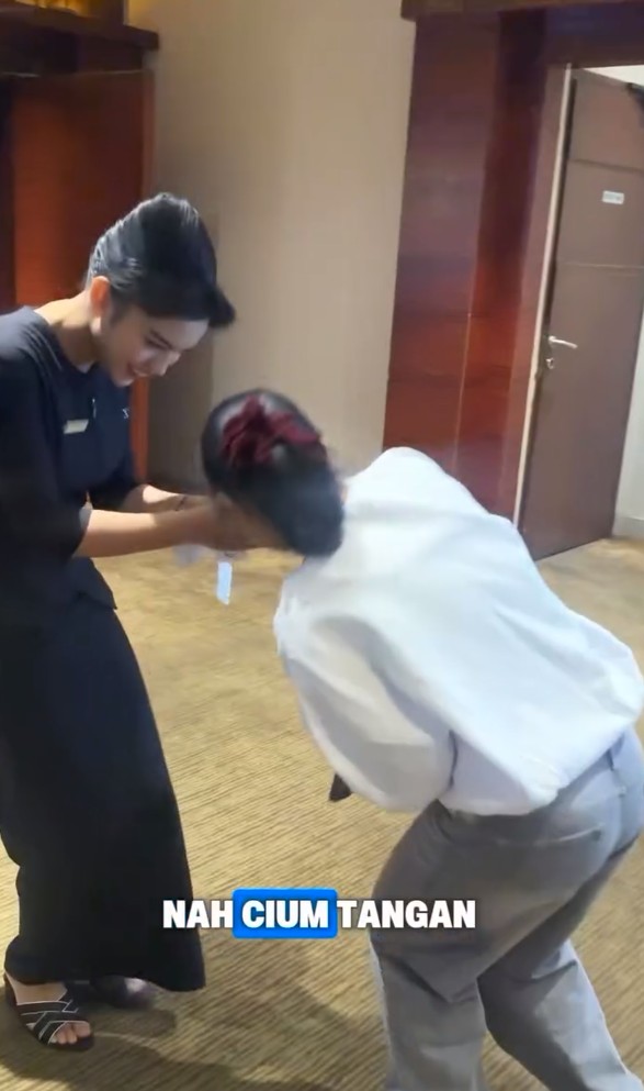 9 Potret Melaney Ricardo ajak ART perdana nonton ke bioskop, reaksi polos sang asisten bikin ngakak