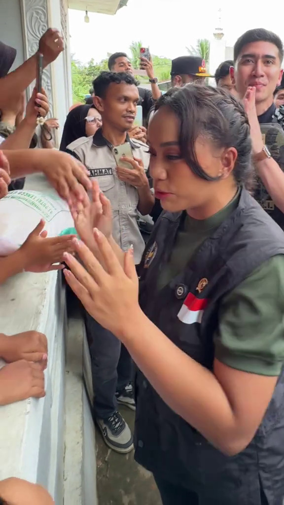 9 Potret Zita Anjani terjun langsung ke lokasi korban banjir Sumatra, gaya ngepel rumah warga viral