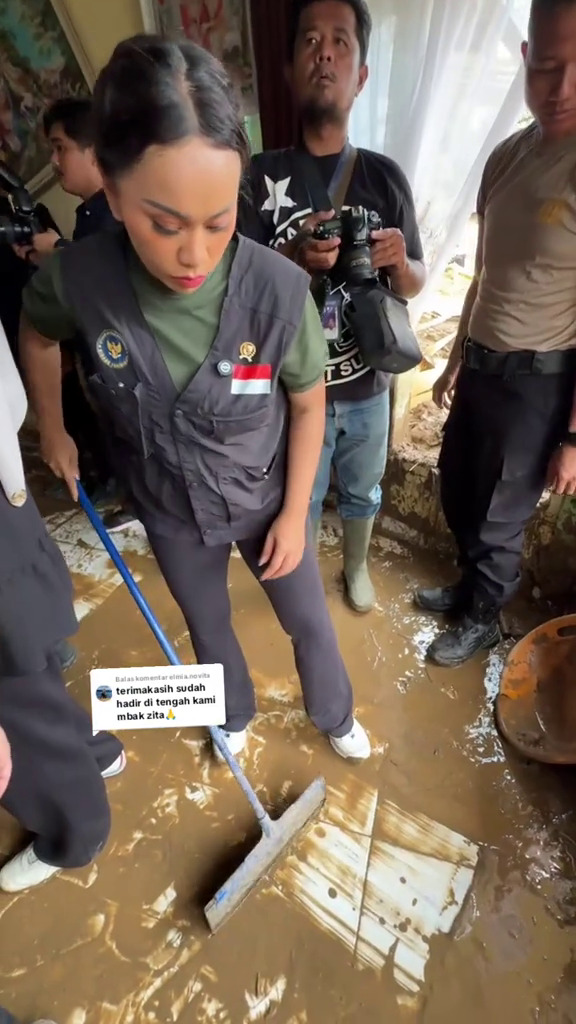 9 Potret Zita Anjani terjun langsung ke lokasi korban banjir Sumatra, gaya ngepel rumah warga viral