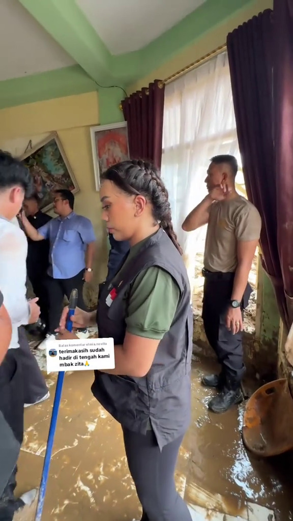 9 Potret Zita Anjani terjun langsung ke lokasi korban banjir Sumatra, gaya ngepel rumah warga viral